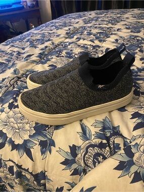 Women’s Reebok Slip-On Knit Sneaker - Navy/Gray Size 9
